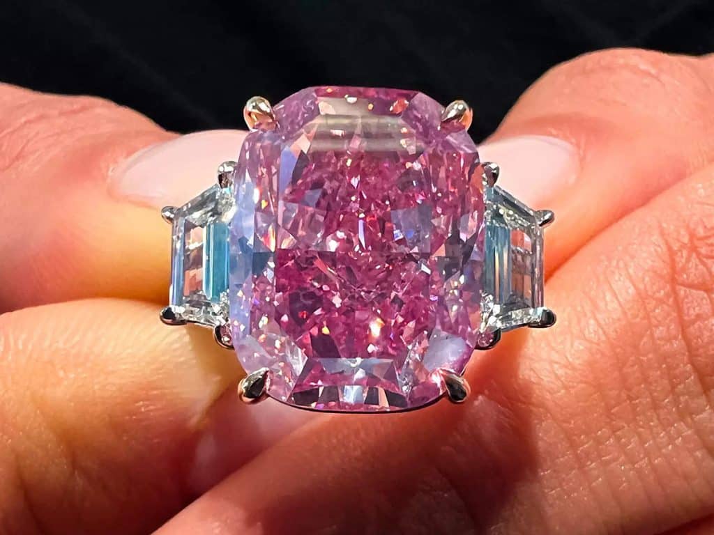 The Eternal Pink Diamond in de hand. Foto: Alexi Rosenfeld via Getty